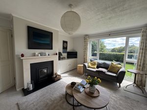 LIVING ROOM- click for photo gallery
